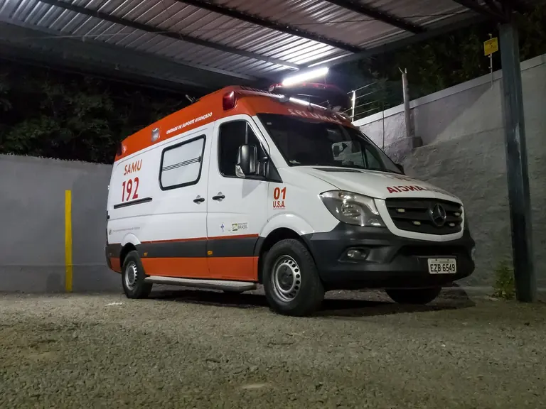 Unidade de suporte avançado do SAMU 192 estacionada à noite
